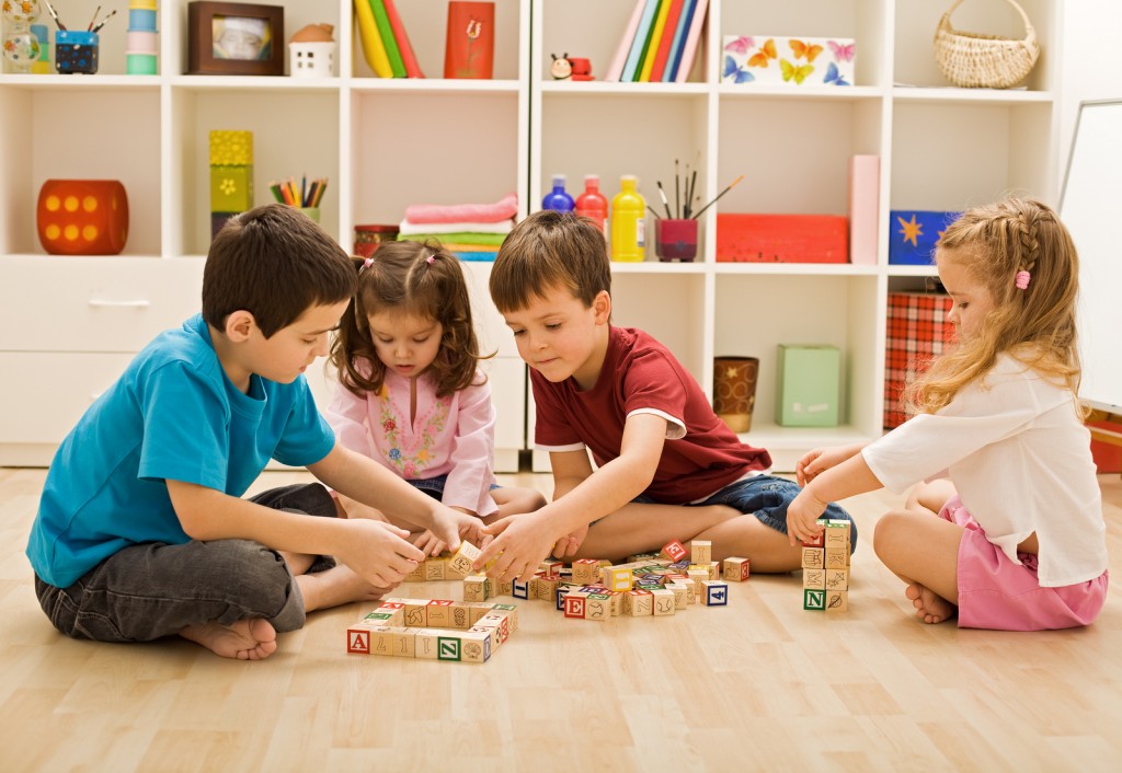 Group-of-Children-Playing-with-Blocks-in-the-Floor-44944720