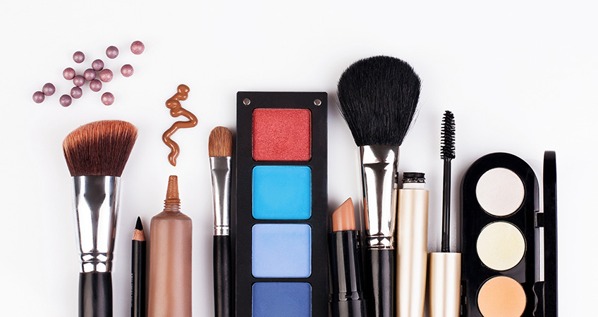 De ce cumpără femeile produse cosmetice?